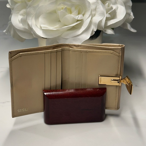 Gucci Cream Leather Wallet with Gold Clasp EUC! - Picture 10 of 11